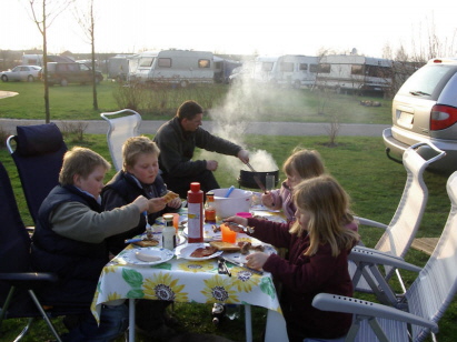 Ist zwar kalt, aber das W&uuml;rstchen vom Grill schmeckt